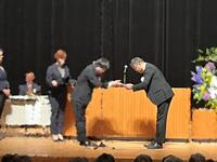 表彰式の様子１（圓子会長　※写真右）