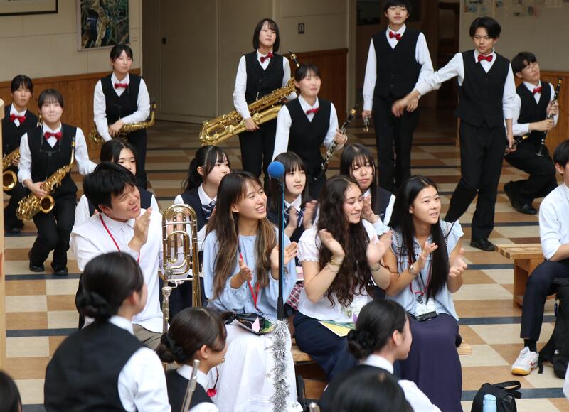 お昼休みに吹奏楽部の歓迎の演奏がありました。